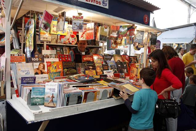 A Feira do Livro, que acontece desde 1955 no centro de Porto Alegre, no Rio Grande do Sul, é uma boa oportunidade para comprar livros com descontos e encontrar raridades A Feira do Livro, que acontece desde 1955 no centro de Porto Alegre, no Rio Grande do Sul, é uma boa oportunidade para comprar livros com descontos e encontrar raridades
