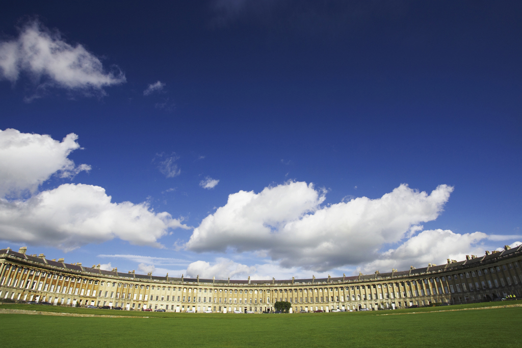 A impressionante fachada semicircular do Royal Crescent, formada por trinta casas, é a marca registrada da cidade e um dos melhores exemplos da arquitetura georgiana