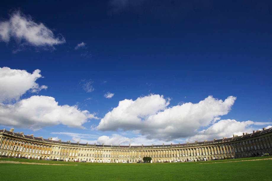 A impressionante fachada semicircular do Royal Crescent, formada por trinta casas, é a marca registrada da cidade e um dos melhores exemplos da arquitetura georgiana