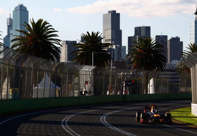 Atual campeão da Fórmula 1, o alemão Sebastian Vettel, da Red Bull Racing, desfila sua carro pelo circuito de Albert Park, em <a href="https://viajeaqui.abril.com.br/cidades/australia-melbourne" rel="Melbourne" target="_blank">Melbourne</a>, na <a href="https://viajeaqui.abril.com.br/paises/australia" rel="Austrália" target="_blank">Austrália</a> Atual campeão da Fórmula 1, o alemão Sebastian Vettel, da Red Bull Racing, desfila sua carro pelo circuito de Albert Park, em <a href="https://viajeaqui.abril.com.br/cidades/australia-melbourne" rel="Melbourne" target="_blank">Melbourne</a>, na <a href="https://viajeaqui.abril.com.br/paises/australia" rel="Austrália" target="_blank">Austrália</a>