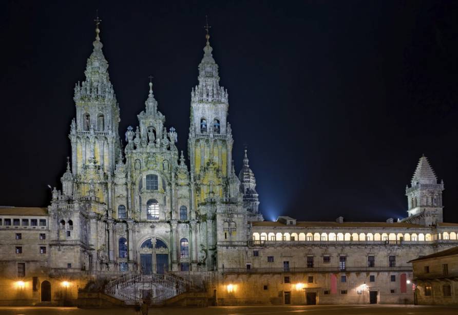 A Catedral de Santiago de Compostela foi construída no século 12 sob as ordens de Afonso II ao saber que os restos mortais supostamente do Apóstolo Tiago estariam enterrados na cidade A Catedral de Santiago de Compostela foi construída no século 12 sob as ordens de Afonso II ao saber que os restos mortais supostamente do Apóstolo Tiago estariam enterrados na cidade