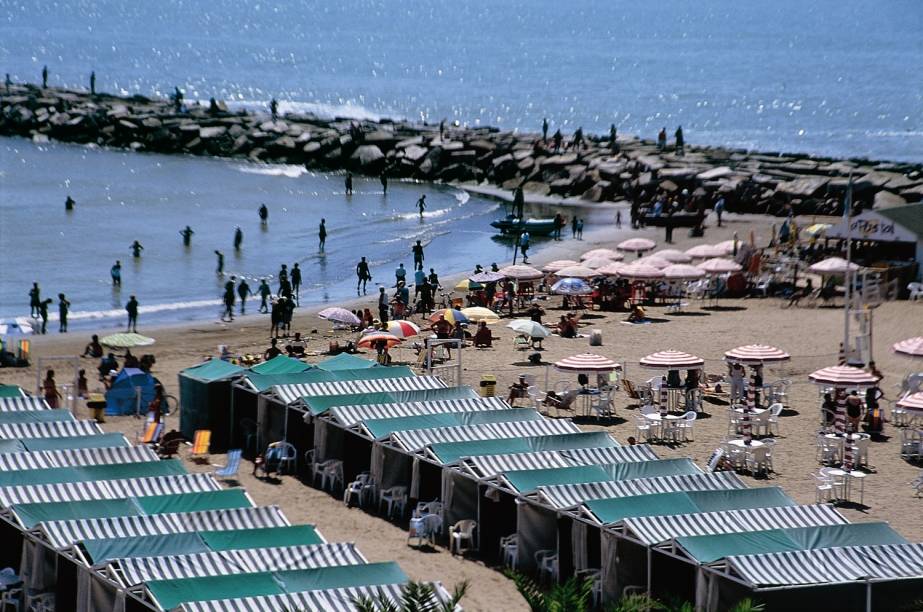 Mar del Plata é o principal balneário argentino. As praias mais procuradas estão no sul e centro da cidade Mar del Plata é o principal balneário argentino. As praias mais procuradas estão no sul e centro da cidade