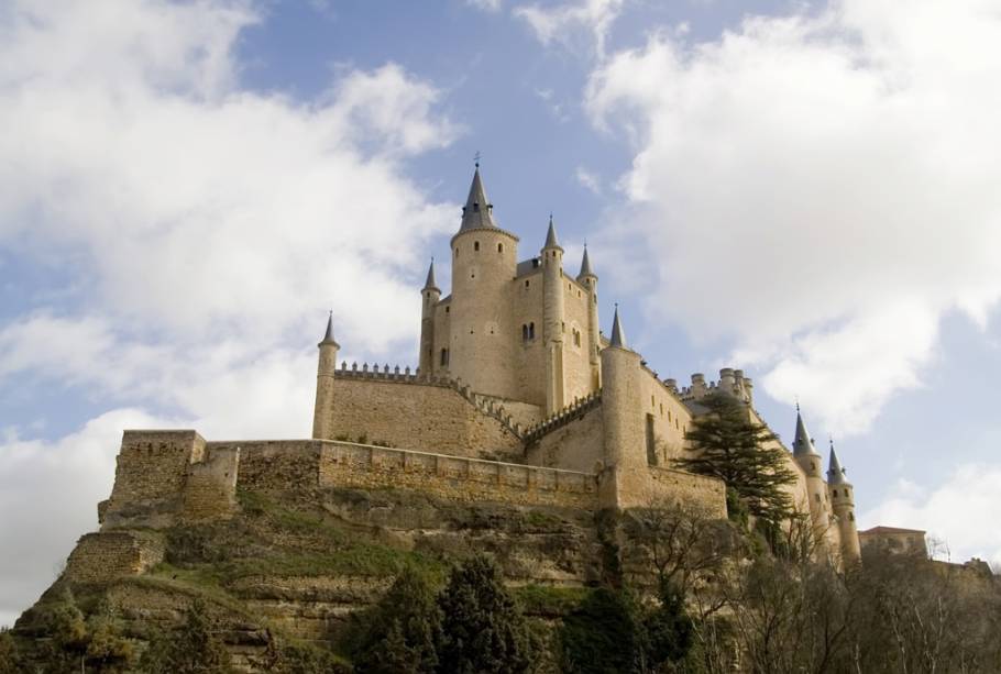 Construído no século 12, o Alcázar de Segóvia serviu de inspiração para Walt Disney desenhar o castelo da Bela Adormecida Construído no século 12, o Alcázar de Segóvia serviu de inspiração para Walt Disney desenhar o castelo da Bela Adormecida