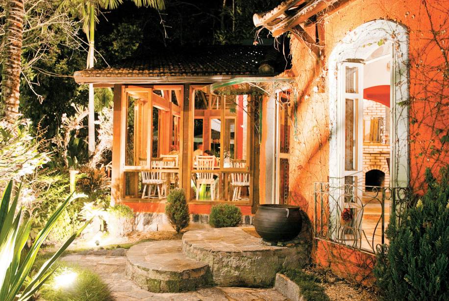 <a href="https://viajeaqui.abril.com.br/cidades/br-rj-penedo" rel="8. Penedo (RJ)" target="_self"><strong>8. Penedo (RJ)</strong></a> No centrinho do distrito, está a <a href="https://viajeaqui.abril.com.br/estabelecimentos/br-rj-penedo-atracao-pequena-finlandia" rel="Pequena Finlândia" target="_blank">Pequena Finlândia</a>, com lojas de chocolates e artesanatos, móveis e restaurantes de comidas típicas. O destino é perfeito para casais, e alguns restaurantes – como o <a href="https://viajeaqui.abril.com.br/estabelecimentos/br-rj-penedo-restaurante-jardim-secreto" rel="Jardim Secreto" target="_blank">Jardim Secreto</a> (foto) – têm clima romântico, perfeito para jantares a dois <a href="https://viajeaqui.abril.com.br/cidades/br-rj-penedo" rel="8. Penedo (RJ)" target="_self"><strong>8. Penedo (RJ)</strong></a> No centrinho do distrito, está a <a href="https://viajeaqui.abril.com.br/estabelecimentos/br-rj-penedo-atracao-pequena-finlandia" rel="Pequena Finlândia" target="_blank">Pequena Finlândia</a>, com lojas de chocolates e artesanatos, móveis e restaurantes de comidas típicas. O destino é perfeito para casais, e alguns restaurantes – como o <a href="https://viajeaqui.abril.com.br/estabelecimentos/br-rj-penedo-restaurante-jardim-secreto" rel="Jardim Secreto" target="_blank">Jardim Secreto</a> (foto) – têm clima romântico, perfeito para jantares a dois