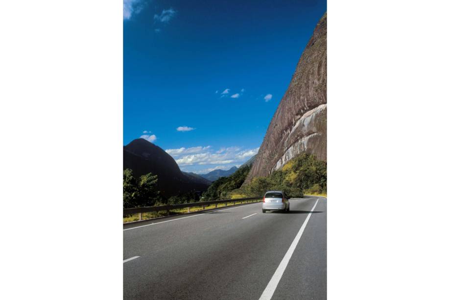 <strong>ACESSO – Teresópolis leva a melhor!</strong><br />      <br />      Partindo do Rio de Janeiro, o caminho para os dois destinos serranos é o mesmo no seu início: Linha Vermelha e a BR-040 (foto) no trecho duplicado em que corta a Baixada Fluminense. Um pouco antes do início da serra, há um trevo que leva a Teresópolis. Quem segue para Petrópolis percorre 7 quilômetros na estrada duplicada antes de encarar a travada e bem sinuosa subida da serra, com um bonito visual para quem dirige o olhar à esquerda. Antes do acesso ao Centro, é recomendável uma parada para comer o ótimo croquete de carne da <a href="https://viajeaqui.abril.com.br/estabelecimentos/br-rj-petropolis-restaurante-pavelka" rel="Pavelka" target="_blank">Pavelka</a> ou da <a href="https://viajeaqui.abril.com.br/estabelecimentos/br-rj-petropolis-restaurante-casa-do-alemao" rel="Casa do Alemão" target="_blank">Casa do Alemão</a>. <strong>ACESSO – Teresópolis leva a melhor!</strong><br />      <br />      Partindo do Rio de Janeiro, o caminho para os dois destinos serranos é o mesmo no seu início: Linha Vermelha e a BR-040 (foto) no trecho duplicado em que corta a Baixada Fluminense. Um pouco antes do início da serra, há um trevo que leva a Teresópolis. Quem segue para Petrópolis percorre 7 quilômetros na estrada duplicada antes de encarar a travada e bem sinuosa subida da serra, com um bonito visual para quem dirige o olhar à esquerda. Antes do acesso ao Centro, é recomendável uma parada para comer o ótimo croquete de carne da <a href="https://viajeaqui.abril.com.br/estabelecimentos/br-rj-petropolis-restaurante-pavelka" rel="Pavelka" target="_blank">Pavelka</a> ou da <a href="https://viajeaqui.abril.com.br/estabelecimentos/br-rj-petropolis-restaurante-casa-do-alemao" rel="Casa do Alemão" target="_blank">Casa do Alemão</a>.