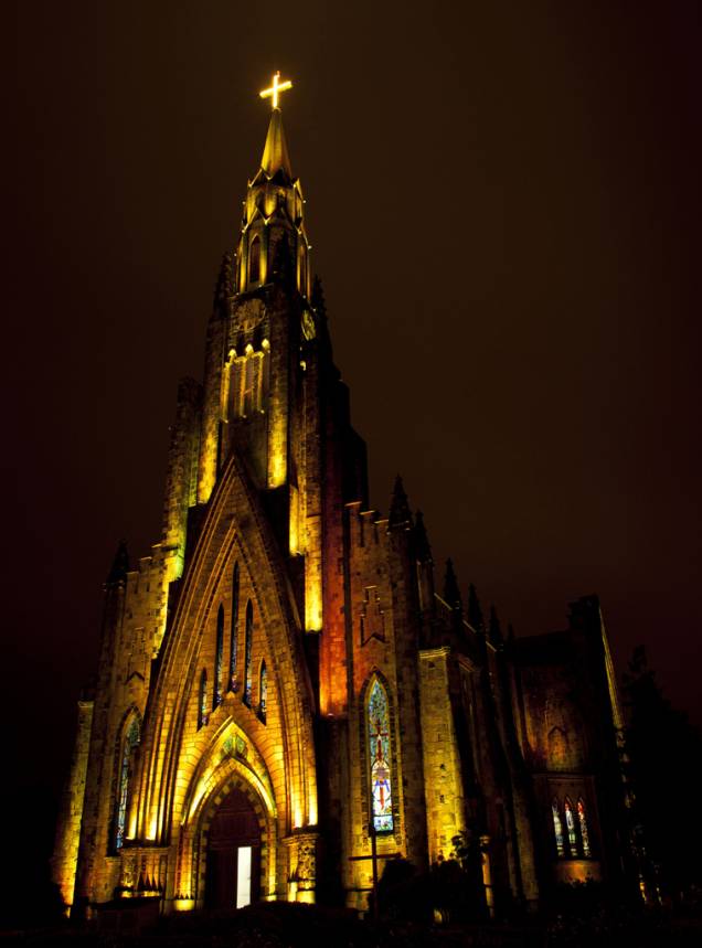 Erguida no estilo gótico inglês, a <a href="https://viajeaqui.abril.com.br/estabelecimentos/br-rs-canela-atracao-igreja-matriz-de-n-s-de-lourdes" rel="Igreja Matriz de Nossa Senhora de Lourdes" target="_self">Igreja Matriz de Nossa Senhora de Lourdes</a> é conhecida na cidade de <a href="https://viajeaqui.abril.com.br/cidades/br-rs-canela" rel="Canela" target="_self">Canela</a> como Igreja de Pedra Erguida no estilo gótico inglês, a <a href="https://viajeaqui.abril.com.br/estabelecimentos/br-rs-canela-atracao-igreja-matriz-de-n-s-de-lourdes" rel="Igreja Matriz de Nossa Senhora de Lourdes" target="_self">Igreja Matriz de Nossa Senhora de Lourdes</a> é conhecida na cidade de <a href="https://viajeaqui.abril.com.br/cidades/br-rs-canela" rel="Canela" target="_self">Canela</a> como Igreja de Pedra