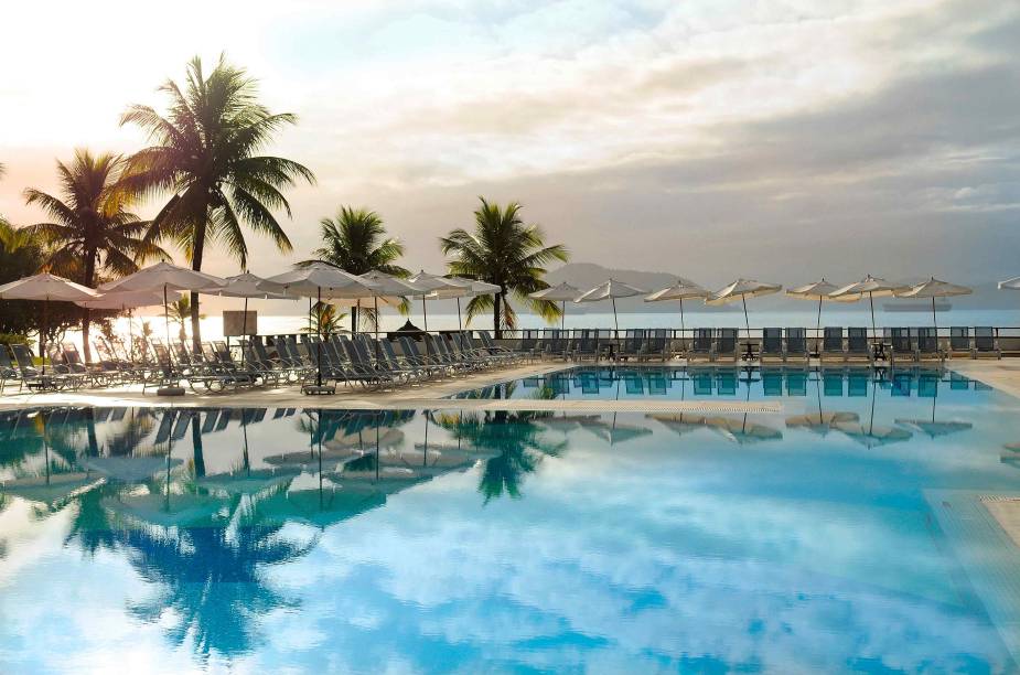 <a href="https://viajeaqui.abril.com.br/estabelecimentos/br-rj-mangaratiba-hospedagem-club-med-rio-das-pedras" rel="CLUB MED RIO DAS PEDRAS" target="_blank"><strong>CLUB MED RIO DAS PEDRAS</strong></a>Com vista para o mar de <a href="https://viajeaqui.abril.com.br/cidades/br-rj-mangaratiba" rel="Mangaratiba" target="_blank">Mangaratiba</a>, o quatro-estrelas all-inclusive tem recreação dividida por faixa etária, bela piscina de borda infinita (mesmo com a praia quase privativa) e atividades esportivas em profusão, de tênis a wakeboard. O Réveillon (com estadia mínima de quatro noites) programa ceia, fogos, show e DJ.<strong>Quando:</strong> em 29 de dezembro<strong>Quanto:</strong> desde R$ 5 096 por pessoa<strong>Quanto: </strong>de até 3 anos no quarto dos pais, grátis; de 4 a 11, meia diária <a href="https://viajeaqui.abril.com.br/estabelecimentos/br-rj-mangaratiba-hospedagem-club-med-rio-das-pedras" rel="CLUB MED RIO DAS PEDRAS" target="_blank"><strong>CLUB MED RIO DAS PEDRAS</strong></a>Com vista para o mar de <a href="https://viajeaqui.abril.com.br/cidades/br-rj-mangaratiba" rel="Mangaratiba" target="_blank">Mangaratiba</a>, o quatro-estrelas all-inclusive tem recreação dividida por faixa etária, bela piscina de borda infinita (mesmo com a praia quase privativa) e atividades esportivas em profusão, de tênis a wakeboard. O Réveillon (com estadia mínima de quatro noites) programa ceia, fogos, show e DJ.<strong>Quando:</strong> em 29 de dezembro<strong>Quanto:</strong> desde R$ 5 096 por pessoa<strong>Quanto: </strong>de até 3 anos no quarto dos pais, grátis; de 4 a 11, meia diária