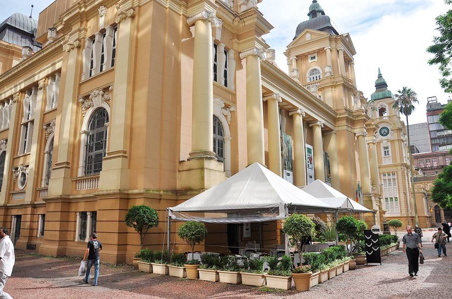 <strong>21. <a href="https://viajeaqui.abril.com.br/estabelecimentos/br-rs-porto-alegre-atracao-de-arte-do-rio-grande-do-sul-margs" rel="Museu de Arte do Rio Grande do Sul" target="_self">Museu de Arte do Rio Grande do Sul</a>, <a href="https://viajeaqui.abril.com.br/cidades/br-rs-porto-alegre" rel="Porto Alegre" target="_self">Porto Alegre</a>, <a href="https://viajeaqui.abril.com.br/estados/br-rio-grande-do-sul" rel="RS" target="_self">RS</a></strong>                O pr&eacute;dio da antiga Delegacia Fiscal abriga obras de artistas como C&acirc;ndido Portinari e Di Cavalcanti em seu acervo. As pe&ccedil;as s&atilde;o trocadas durante o ano de acordo com a curadoria do museu. Al&eacute;m das salas de exposi&ccedil;&otilde;es, h&aacute; uma lojinha, um caf&eacute; e um bistr&ocirc;