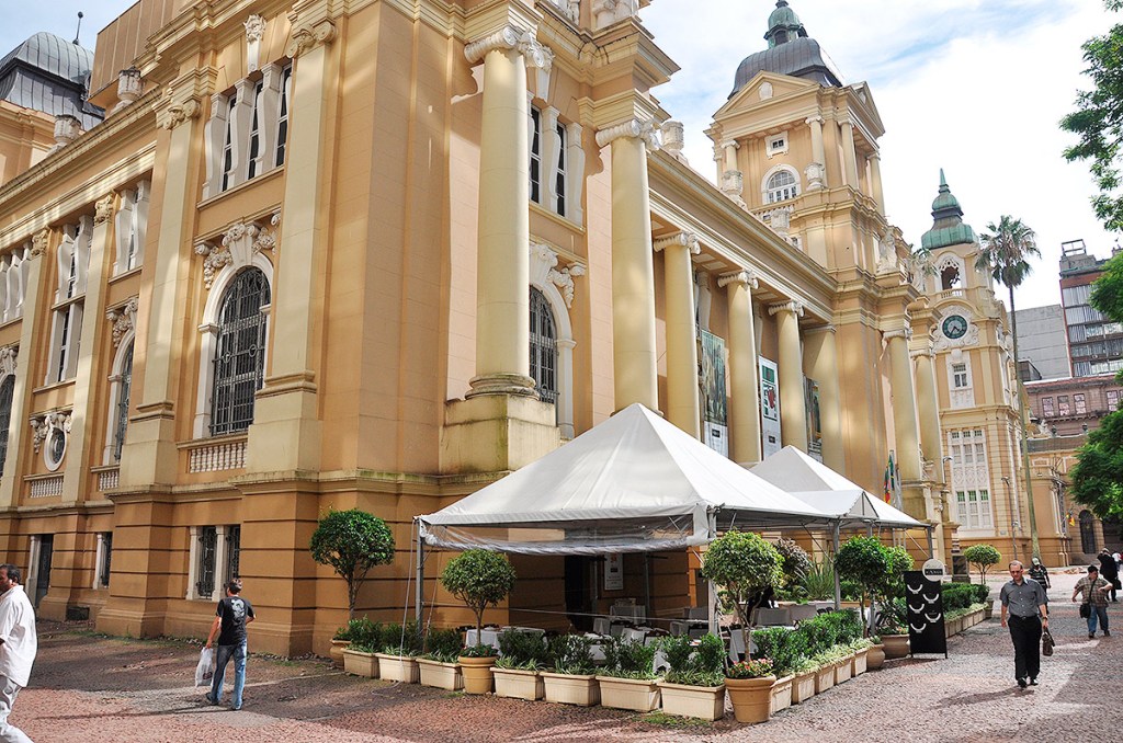 <strong>21. <a href="https://viajeaqui.abril.com.br/estabelecimentos/br-rs-porto-alegre-atracao-de-arte-do-rio-grande-do-sul-margs" rel="Museu de Arte do Rio Grande do Sul" target="_self">Museu de Arte do Rio Grande do Sul</a>, <a href="https://viajeaqui.abril.com.br/cidades/br-rs-porto-alegre" rel="Porto Alegre" target="_self">Porto Alegre</a>, <a href="https://viajeaqui.abril.com.br/estados/br-rio-grande-do-sul" rel="RS" target="_self">RS</a></strong>                O pr&eacute;dio da antiga Delegacia Fiscal abriga obras de artistas como C&acirc;ndido Portinari e Di Cavalcanti em seu acervo. As pe&ccedil;as s&atilde;o trocadas durante o ano de acordo com a curadoria do museu. Al&eacute;m das salas de exposi&ccedil;&otilde;es, h&aacute; uma lojinha, um caf&eacute; e um bistr&ocirc;