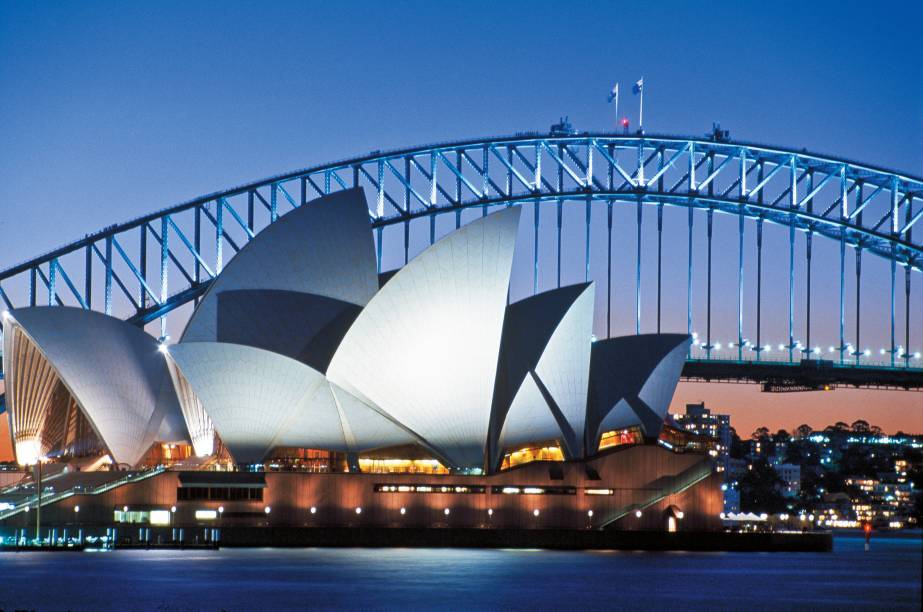 <a href="https://viajeaqui.abril.com.br/estabelecimentos/australia-sydney-atracao-sydney-opera-house" rel="Sydney Opera House - Sydney " target="_blank"><strong>Sydney Opera House - Sydney </strong></a> O complexo é um marco na arquitetura da Austrália no século 20 e envolveu quase 20 anos de construção, sendo que o arquiteto abandonou a obra no meio. Lá dentro o turista encontra cinco teatros, cinco estúdios de ensaios, dois auditórios e muitas lojas <a href="https://viajeaqui.abril.com.br/estabelecimentos/australia-sydney-atracao-sydney-opera-house" rel="Sydney Opera House - Sydney " target="_blank"><strong>Sydney Opera House - Sydney </strong></a> O complexo é um marco na arquitetura da Austrália no século 20 e envolveu quase 20 anos de construção, sendo que o arquiteto abandonou a obra no meio. Lá dentro o turista encontra cinco teatros, cinco estúdios de ensaios, dois auditórios e muitas lojas