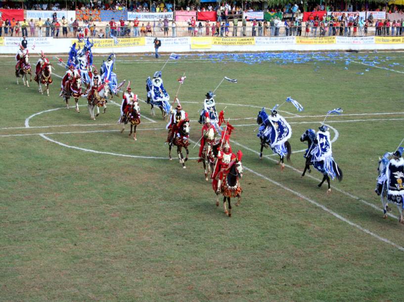 Secular, a Festa do Divino Espírito Santo, com suas célebres apresentações da Cavalhada, começa 40 dias depois do domingo de Páscoa