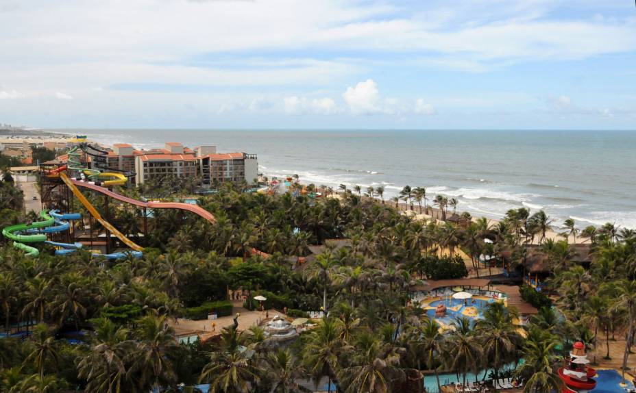 Vista aérea do Beach Park com destaque para o toboágua "Ramubrinká", na Praia de Porto das Dunas, em Aquiraz