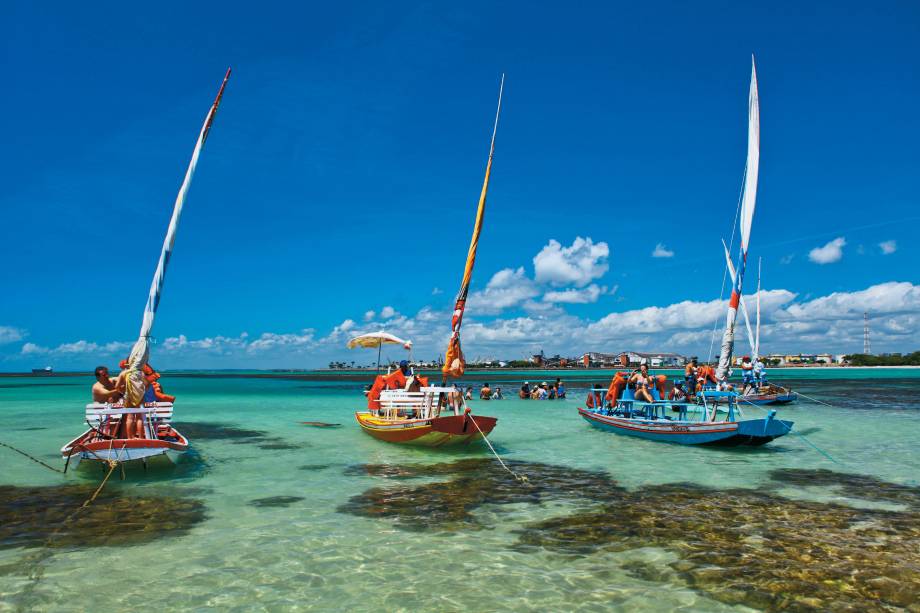 Jangadas para passeios turísticos na Praia de Pajuçara, em Maceió.