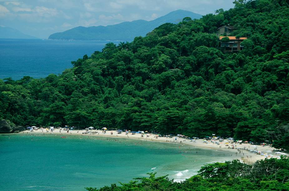 Dentre as 102 praias da costa, sempre tem alguma que surpreende, seja pelo verde do mar ou a exuberância da Mata Atlântica. O destino atrai surfistas, famílias e quem busca sossego. <a href="https://www.booking.com/searchresults.pt-br.html?aid=332455&lang=pt-br&sid=eedbe6de09e709d664615ac6f1b39a5d&sb=1&src=searchresults&src_elem=sb&error_url=https%3A%2F%2Fwww.booking.com%2Fsearchresults.pt-br.html%3Faid%3D332455%3Bsid%3Deedbe6de09e709d664615ac6f1b39a5d%3Bcity%3D-673959%3Bclass_interval%3D1%3Bdest_id%3D-675791%3Bdest_type%3Dcity%3Bdtdisc%3D0%3Bfrom_sf%3D1%3Bgroup_adults%3D2%3Bgroup_children%3D0%3Binac%3D0%3Bindex_postcard%3D0%3Blabel_click%3Dundef%3Bno_rooms%3D1%3Boffset%3D0%3Bpostcard%3D0%3Braw_dest_type%3Dcity%3Broom1%3DA%252CA%3Bsb_price_type%3Dtotal%3Bsearch_selected%3D1%3Bsrc%3Dsearchresults%3Bsrc_elem%3Dsb%3Bss%3DTeres%25C3%25B3polis%252C%2520%25E2%2580%258BRio%2520de%2520Janeiro%252C%2520%25E2%2580%258BBrasil%3Bss_all%3D0%3Bss_raw%3DTeres%25C3%25B3polis%3Bssb%3Dempty%3Bsshis%3D0%3Bssne_untouched%3DSocorro%26%3B&ss=Ubatuba%2C+%E2%80%8BS%C3%A3o+Paulo%2C+%E2%80%8BBrasil&ssne=Teres%C3%B3polis&ssne_untouched=Teres%C3%B3polis&city=-675791&checkin_monthday=&checkin_month=&checkin_year=&checkout_monthday=&checkout_month=&checkout_year=&no_rooms=1&group_adults=2&group_children=0&highlighted_hotels=&from_sf=1&ss_raw=Ubatuba+&ac_position=0&ac_langcode=xb&dest_id=-677399&dest_type=city&search_pageview_id=88c1734a13a501de&search_selected=true&search_pageview_id=88c1734a13a501de&ac_suggestion_list_length=5&ac_suggestion_theme_list_length=0" target="_blank" rel="noopener"><em>Busque hospedagens em Ubatuba </em></a> Dentre as 102 praias da costa, sempre tem alguma que surpreende, seja pelo verde do mar ou a exuberância da Mata Atlântica. O destino atrai surfistas, famílias e quem busca sossego. <a href="https://www.booking.com/searchresults.pt-br.html?aid=332455&lang=pt-br&sid=eedbe6de09e709d664615ac6f1b39a5d&sb=1&src=searchresults&src_elem=sb&error_url=https%3A%2F%2Fwww.booking.com%2Fsearchresults.pt-br.html%3Faid%3D332455%3Bsid%3Deedbe6de09e709d664615ac6f1b39a5d%3Bcity%3D-673959%3Bclass_interval%3D1%3Bdest_id%3D-675791%3Bdest_type%3Dcity%3Bdtdisc%3D0%3Bfrom_sf%3D1%3Bgroup_adults%3D2%3Bgroup_children%3D0%3Binac%3D0%3Bindex_postcard%3D0%3Blabel_click%3Dundef%3Bno_rooms%3D1%3Boffset%3D0%3Bpostcard%3D0%3Braw_dest_type%3Dcity%3Broom1%3DA%252CA%3Bsb_price_type%3Dtotal%3Bsearch_selected%3D1%3Bsrc%3Dsearchresults%3Bsrc_elem%3Dsb%3Bss%3DTeres%25C3%25B3polis%252C%2520%25E2%2580%258BRio%2520de%2520Janeiro%252C%2520%25E2%2580%258BBrasil%3Bss_all%3D0%3Bss_raw%3DTeres%25C3%25B3polis%3Bssb%3Dempty%3Bsshis%3D0%3Bssne_untouched%3DSocorro%26%3B&ss=Ubatuba%2C+%E2%80%8BS%C3%A3o+Paulo%2C+%E2%80%8BBrasil&ssne=Teres%C3%B3polis&ssne_untouched=Teres%C3%B3polis&city=-675791&checkin_monthday=&checkin_month=&checkin_year=&checkout_monthday=&checkout_month=&checkout_year=&no_rooms=1&group_adults=2&group_children=0&highlighted_hotels=&from_sf=1&ss_raw=Ubatuba+&ac_position=0&ac_langcode=xb&dest_id=-677399&dest_type=city&search_pageview_id=88c1734a13a501de&search_selected=true&search_pageview_id=88c1734a13a501de&ac_suggestion_list_length=5&ac_suggestion_theme_list_length=0" target="_blank" rel="noopener"><em>Busque hospedagens em Ubatuba </em></a>