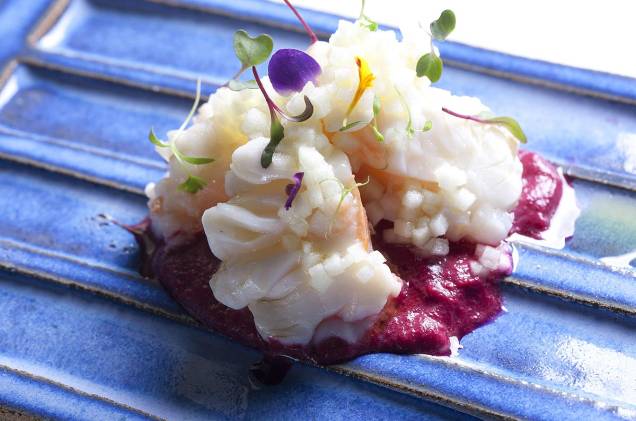 Lagosta sobre leito de beterraba ao aroma de trufas brancas com biri-biri e maçã verde, preparo por Bella Masano, chef do restaurante <a href="https://viajeaqui.abril.com.br/estabelecimentos/br-sp-sao-paulo-restaurante-amadeus" rel="Amadeus" target="_blank">Amadeus</a>, nos Jardins, em <a href="https://viajeaqui.abril.com.br/cidades/br-sp-sao-paulo/" rel="São Paulo (SP)" target="_blank">São Paulo (SP)</a> Lagosta sobre leito de beterraba ao aroma de trufas brancas com biri-biri e maçã verde, preparo por Bella Masano, chef do restaurante <a href="https://viajeaqui.abril.com.br/estabelecimentos/br-sp-sao-paulo-restaurante-amadeus" rel="Amadeus" target="_blank">Amadeus</a>, nos Jardins, em <a href="https://viajeaqui.abril.com.br/cidades/br-sp-sao-paulo/" rel="São Paulo (SP)" target="_blank">São Paulo (SP)</a>