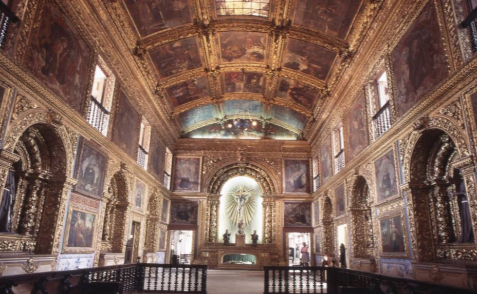 <strong>4. <a href="https://viajeaqui.abril.com.br/estabelecimentos/br-pe-recife-atracao-basilica-e-convento-n-s-do-carmo" rel="BASÍLICA E CONVENTO NOSSA SENHORA DO CARMO" target="_blank">BASÍLICA E CONVENTO NOSSA SENHORA DO CARMO</a></strong> (300 metros) Esta igreja é a queridinha dos recifenses. Repare na imagem da santa em tamanho natural, com uma coroa de raios dourados no topo do altar.<em> Praça do Carmo, s/nº</em> <strong>4. <a href="https://viajeaqui.abril.com.br/estabelecimentos/br-pe-recife-atracao-basilica-e-convento-n-s-do-carmo" rel="BASÍLICA E CONVENTO NOSSA SENHORA DO CARMO" target="_blank">BASÍLICA E CONVENTO NOSSA SENHORA DO CARMO</a></strong> (300 metros) Esta igreja é a queridinha dos recifenses. Repare na imagem da santa em tamanho natural, com uma coroa de raios dourados no topo do altar.<em> Praça do Carmo, s/nº</em>