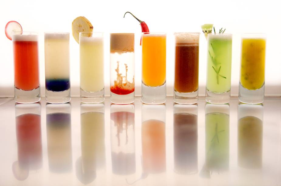 <strong>PARA VER E SER VISTO</strong> <strong><a href="https://www.fasano.com.br/gastronomia/baretto-londra" target="_blank" rel="noopener">Baretto Londra</a> </strong>A grife &iacute;talo-paulistana Fasano aterrissou definitivamente no <a href="https://viajeaqui.abril.com.br/cidades/br-rj-rio-de-janeiro" target="_blank" rel="noopener">Rio de Janeiro</a> em 2007, ano da inaugura&ccedil;&atilde;o de seu <a href="https://viajeaqui.abril.com.br/estabelecimentos/br-rj-rio-de-janeiro-restaurante-fasano-al-mare-hotel" target="_blank" rel="noopener">hotel de luxo</a> no <a href="https://viajeaqui.abril.com.br/estabelecimentos/br-rj-rio-de-janeiro-atracao-praia-do-arpoador" target="_blank" rel="noopener">Arpoador</a>, com projeto do franc&ecirc;s Philippe Starck. Instalado no lobby, o Baretto carioca tem o charme e a sobriedade do xar&aacute; de <a href="https://viajeaqui.abril.com.br/cidades/br-sp-sao-paulo" target="_blank" rel="noopener">S&atilde;o Paulo</a>, por&eacute;m com uma atmosfera um pouco mais moderna e uma certa aura de pub &ndash; que inclui uma bandeira do <a href="https://viajeaqui.abril.com.br/paises/reino-unido" target="_blank" rel="noopener">Reino Unido</a> nas cores da <a href="https://viajeaqui.abril.com.br/paises/italia" target="_blank" rel="noopener">It&aacute;lia</a> (&ldquo;Londra&rdquo;, por sinal, &eacute; o nome da capital inglesa em italiano). Poltronas de couro e um balc&atilde;o iluminado completam o ambiente, embalado por uma programa&ccedil;&atilde;o movida a rock and roll cl&aacute;ssico <em>Av. Vieira Souto, 80 (Ipanema), (21) 3202-4000</em>