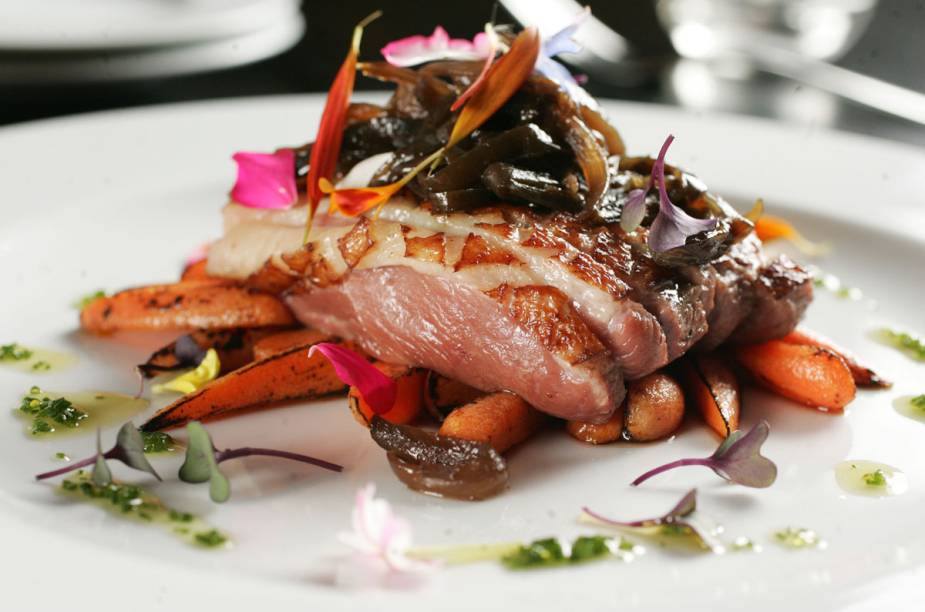 Peito de pato malpassado com minicenoura e cebola caramelada, do restaurante <a href="https://viajeaqui.abril.com.br/estabelecimentos/br-sp-sao-paulo-restaurante-chef-vivi" rel="Chef Vivi" target="_blank">Chef Vivi</a>, em <a href="https://viajeaqui.abril.com.br/cidades/br-sp-sao-paulo/" rel="São Paulo (SP)" target="_blank">São Paulo (SP)</a>, comandado pela chef Viviane Gonçalves Peito de pato malpassado com minicenoura e cebola caramelada, do restaurante <a href="https://viajeaqui.abril.com.br/estabelecimentos/br-sp-sao-paulo-restaurante-chef-vivi" rel="Chef Vivi" target="_blank">Chef Vivi</a>, em <a href="https://viajeaqui.abril.com.br/cidades/br-sp-sao-paulo/" rel="São Paulo (SP)" target="_blank">São Paulo (SP)</a>, comandado pela chef Viviane Gonçalves