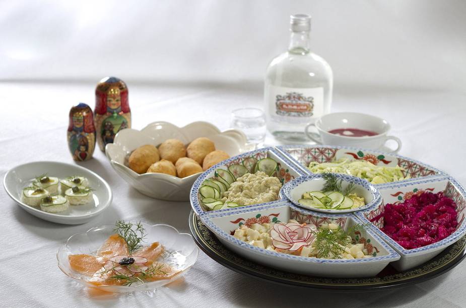 Prato russo acompanhado de vodca, servido no restaurante <a href="https://viajeaqui.abril.com.br/estabelecimentos/br-rj-teresopolis-restaurante-dona-irene/" rel="Dona Irene" target="_blank">Dona Irene</a>, em Teresópolis (RJ), pela chef Maria Emília Prato russo acompanhado de vodca, servido no restaurante <a href="https://viajeaqui.abril.com.br/estabelecimentos/br-rj-teresopolis-restaurante-dona-irene/" rel="Dona Irene" target="_blank">Dona Irene</a>, em Teresópolis (RJ), pela chef Maria Emília