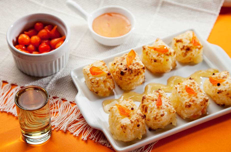 <strong>PARA CURTIR O PÓS-PRAIA</strong> <strong><a href="https://viajeaqui.abril.com.br/estabelecimentos/br-rj-rio-de-janeiro-restaurante-academia-da-cachaca" target="_blank" rel="noopener">Academia da Cachaça</a> </strong>Uma bandeira do <a href="https://viajeaqui.abril.com.br/paises/brasil" target="_blank" rel="noopener">Brasil</a> formada por fitas coloridas enfeita o teto do pequeno salão, mas quase todo mundo se acomoda mesmo é numa das mesas que tomam a calçada. O bar-restaurante fica em uma galeria aberta para a rua, com outros estabelecimentos que ajudam a turbinar o burburinho. O cardápio sugere caipirinhas, batidas, cerca de cem rótulos de cachaça e receitas nordestinas, entre pratos e petiscos. Para chegar, tome um táxi (o endereço fica mais próximo da Lagoa do que da praia) ou caminhe subindo a Rua José Linhares, onde está o <a href="https://pt-br.facebook.com/barbracarense/" target="_blank" rel="noopener">Bracarense</a> <em>Rua Conde Bernadotte, 26 (Leblon), (21) 2529-2680</em> <strong>PARA CURTIR O PÓS-PRAIA</strong> <strong><a href="https://viajeaqui.abril.com.br/estabelecimentos/br-rj-rio-de-janeiro-restaurante-academia-da-cachaca" target="_blank" rel="noopener">Academia da Cachaça</a> </strong>Uma bandeira do <a href="https://viajeaqui.abril.com.br/paises/brasil" target="_blank" rel="noopener">Brasil</a> formada por fitas coloridas enfeita o teto do pequeno salão, mas quase todo mundo se acomoda mesmo é numa das mesas que tomam a calçada. O bar-restaurante fica em uma galeria aberta para a rua, com outros estabelecimentos que ajudam a turbinar o burburinho. O cardápio sugere caipirinhas, batidas, cerca de cem rótulos de cachaça e receitas nordestinas, entre pratos e petiscos. Para chegar, tome um táxi (o endereço fica mais próximo da Lagoa do que da praia) ou caminhe subindo a Rua José Linhares, onde está o <a href="https://pt-br.facebook.com/barbracarense/" target="_blank" rel="noopener">Bracarense</a> <em>Rua Conde Bernadotte, 26 (Leblon), (21) 2529-2680</em>