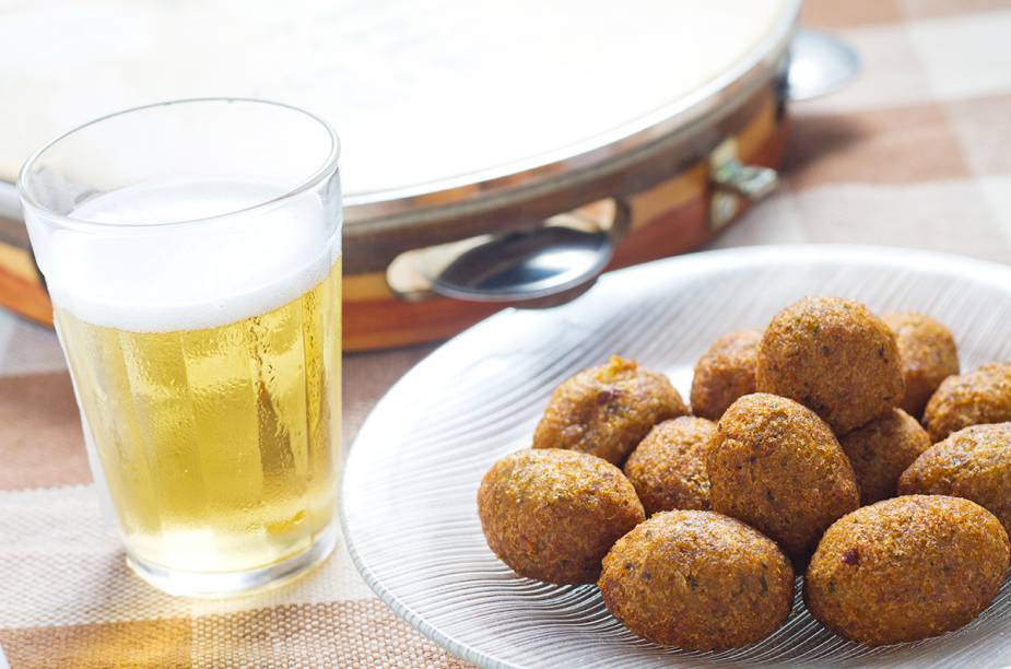 <strong>PARA OUVIR SAMBA</strong> <strong><a href="https://pt-br.facebook.com/barbipbip/" target="_blank" rel="noopener">Bip Bip</a> </strong>O pequeno boteco de Copacabana é uma das melhores opções para ouvir música de qualidade na Zona Sul. Quem comandava o show era o folclórico Alfredo Jacinto Melo, o Alfredinho, dono do bar e botafoguense de coração. Recentemente falecido, ele anotava o número de cervejas que saiam da geladeira (o esquema é “self-service”), registrava os pedidos de petiscos, fiscalizava o volume das conversas e reclamava das fotos com flash – tudo para não ofuscar a roda de samba. Apesar da perda, o Bip Bip continua igual. Na programação, há ainda noites de choro e bossa nova. O carinho dos clientes assíduos é tão grande que o bar ganhou um livro em sua homenagem, em 2008, quando completou 40 anos, com relatos de mais de cem frequentadores (incluindo artistas como Nelson Sargento e Moacyr Luz) <em>R. Almirante Gonçalves, 50 (Copacabana), (21) 2267-9696</em> <strong>PARA OUVIR SAMBA</strong> <strong><a href="https://pt-br.facebook.com/barbipbip/" target="_blank" rel="noopener">Bip Bip</a> </strong>O pequeno boteco de Copacabana é uma das melhores opções para ouvir música de qualidade na Zona Sul. Quem comandava o show era o folclórico Alfredo Jacinto Melo, o Alfredinho, dono do bar e botafoguense de coração. Recentemente falecido, ele anotava o número de cervejas que saiam da geladeira (o esquema é “self-service”), registrava os pedidos de petiscos, fiscalizava o volume das conversas e reclamava das fotos com flash – tudo para não ofuscar a roda de samba. Apesar da perda, o Bip Bip continua igual. Na programação, há ainda noites de choro e bossa nova. O carinho dos clientes assíduos é tão grande que o bar ganhou um livro em sua homenagem, em 2008, quando completou 40 anos, com relatos de mais de cem frequentadores (incluindo artistas como Nelson Sargento e Moacyr Luz) <em>R. Almirante Gonçalves, 50 (Copacabana), (21) 2267-9696</em>