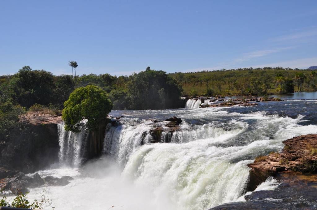 Queda d'&aacute;gua da <a href="https://turismo.to.gov.br/regioes-turisticas/encantos-do-jalapao/principais-atrativos/mateiros/cachoeira-da-velha/" target="_blank" rel="noopener"><strong>Cachoeira da Velha</strong></a>, Parque Estadual do Jalap&atilde;o, Tocantins