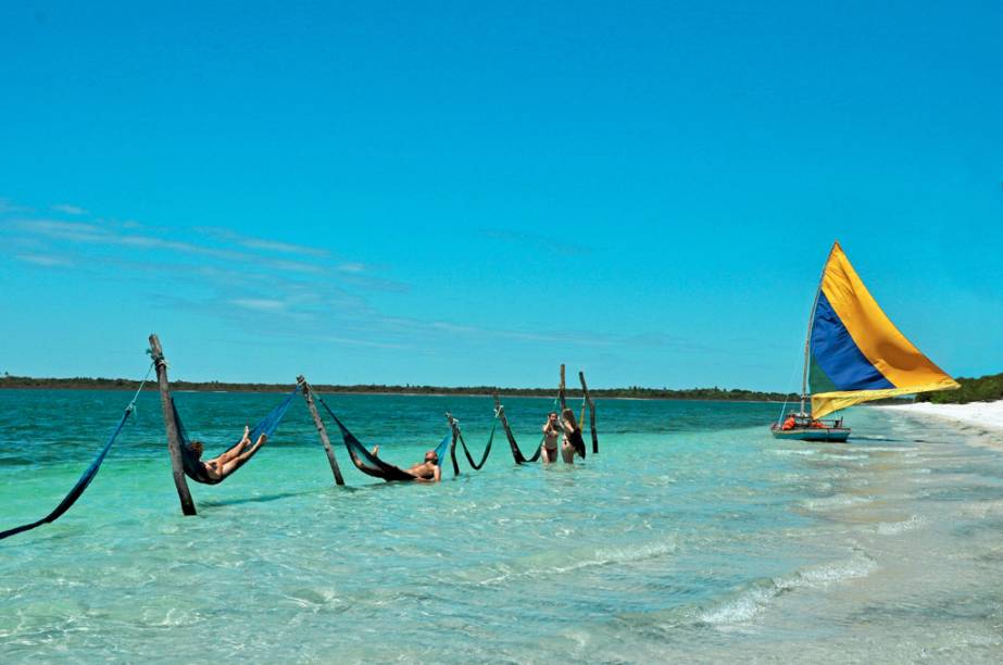 <strong>7. <a href="/cidades/br-ce-jijoca-de-jericoacoara" rel="Jijoca de Jericoacoara" target="_blank">Jijoca de Jericoacoara</a> (1 dia)</strong>    Mais que o ponto onde se deixa o carro para ir a Jeri, tem as lindas lagoas do <strong>Para&iacute;so</strong> e Azul.