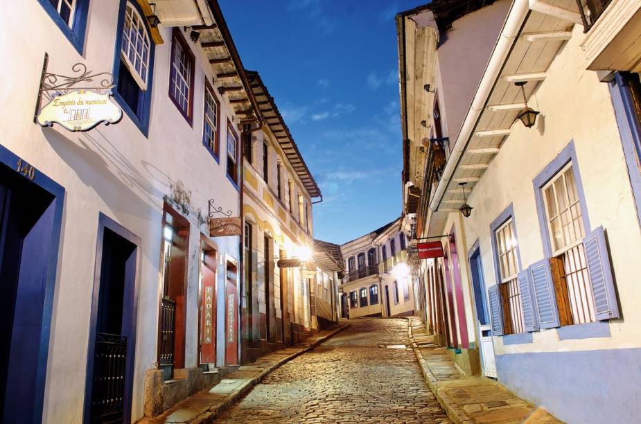 Rua Bernardo de Vasconcelos, no Centro Histórico, onde há lojinhas que vendem pedras preciosas