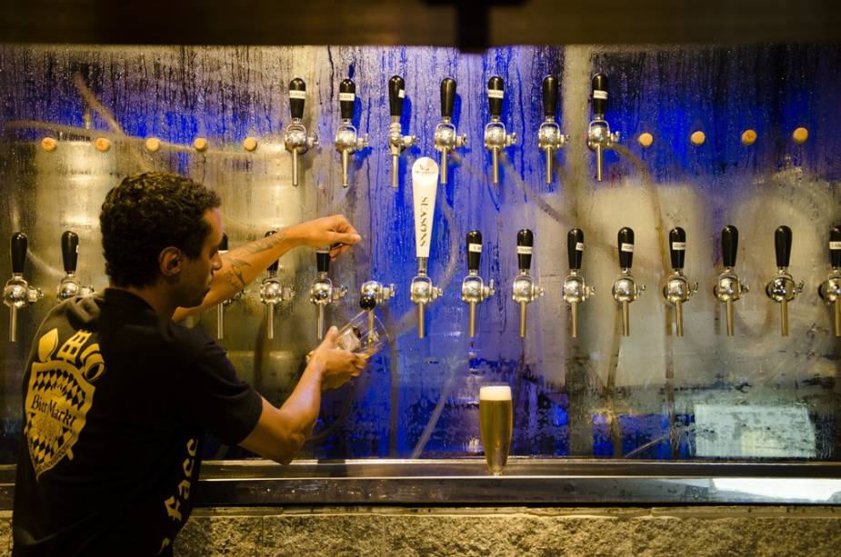 <strong>Porto Alegre, Rio Grande do Sul</strong> Os gaúchos não devem nada aos vizinhos catarinenses em termos de amor à cerveja. De simpáticos botecos como o Natalício e o Brechó do Futebol a tentadoras casas especializadas como a Malt Store Cervejas Especiais, <a href="https://viajeaqui.abril.com.br/cidades/br-rs-porto-alegre">PoA</a> também oferece templos como Bier Markt von Fass e suas insanas 30 opções de chopp (foto).