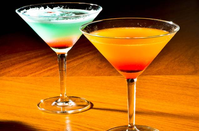 Blue martini, de curaçao blue, xarope de romã e suco de lichia e o Double G, com gim, xaropes de gengibre e romã, além de suco de tangerina, do baR San Remo. Blue martini, de curaçao blue, xarope de romã e suco de lichia e o Double G, com gim, xaropes de gengibre e romã, além de suco de tangerina, do baR San Remo.
