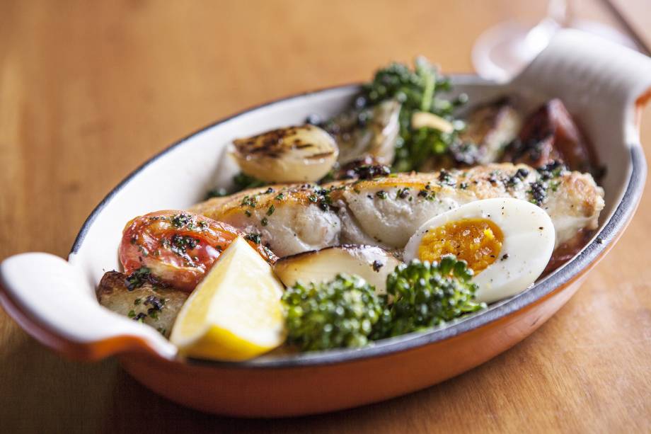 Peixe do dia com brócolis, batata e ovo, do restaurante <a href="https://viajeaqui.abril.com.br/estabelecimentos/br-sp-sao-paulo-restaurante-arturito" rel="Arturito" target="_blank">Arturito</a>, comandado pela chef Paola Carosella, em <a href="https://viajeaqui.abril.com.br/cidades/br-sp-sao-paulo/" rel="São Paulo (SP)" target="_blank">São Paulo (SP)</a> Peixe do dia com brócolis, batata e ovo, do restaurante <a href="https://viajeaqui.abril.com.br/estabelecimentos/br-sp-sao-paulo-restaurante-arturito" rel="Arturito" target="_blank">Arturito</a>, comandado pela chef Paola Carosella, em <a href="https://viajeaqui.abril.com.br/cidades/br-sp-sao-paulo/" rel="São Paulo (SP)" target="_blank">São Paulo (SP)</a>