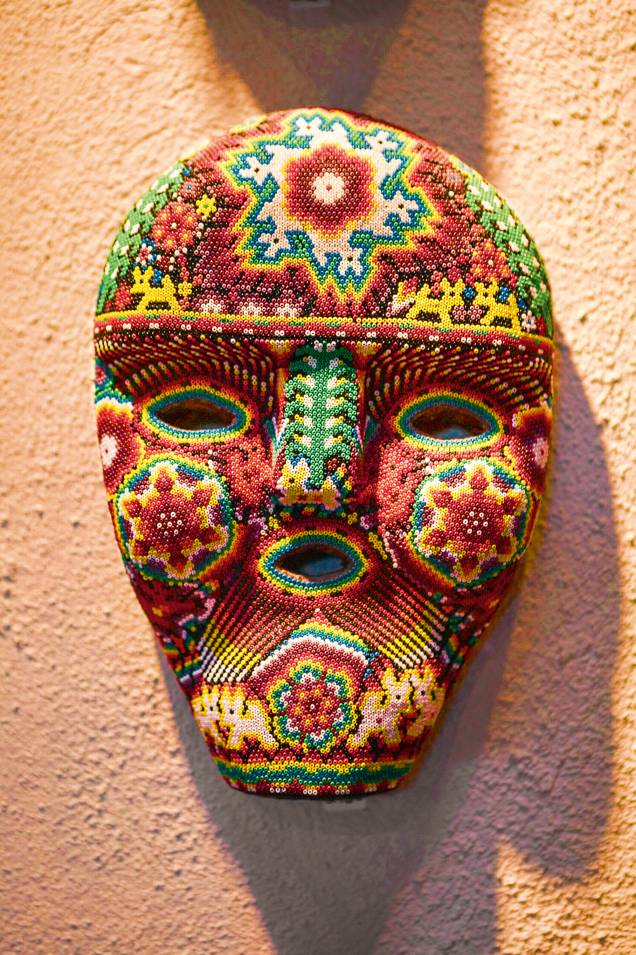 Máscara cravejada de miçangas feita por índios da tribo Huichol, em Nayarit Máscara cravejada de miçangas feita por índios da tribo Huichol, em Nayarit