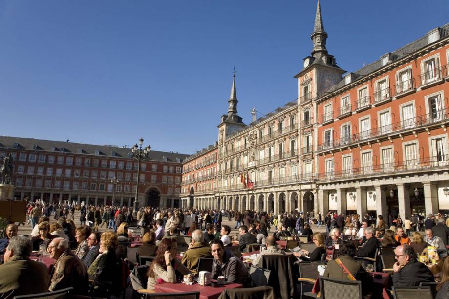Sob as arcadas da Plaza Mayor de Madri, do século 17, espalham-se mesinhas de diversos bares e cafés Sob as arcadas da Plaza Mayor de Madri, do século 17, espalham-se mesinhas de diversos bares e cafés