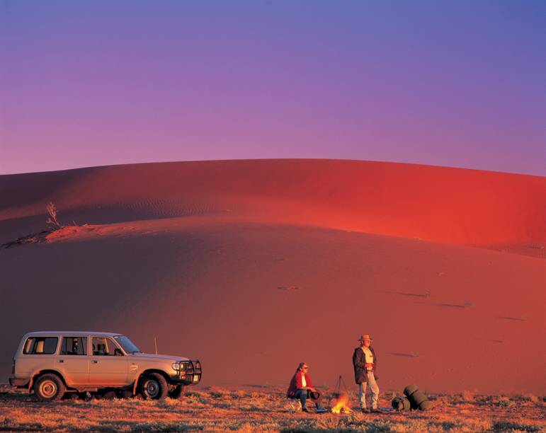 O Outback, grande platô árido com terras avermelhadas, montanhas baixas e vegetação seca, é um dos principais destinos do país para quem resolve deixar as praias para trás