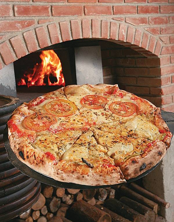 Pizza de muzzarela de b&uacute;fala e abobrinha da Pizzaria do Porto, na Rua 15 de Novembro, no centro antigo