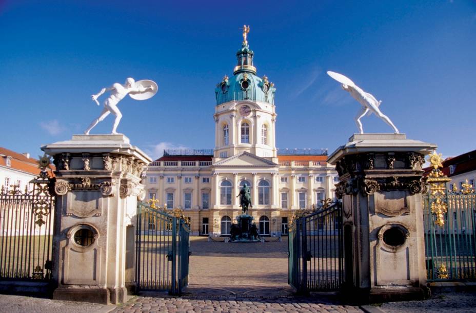 Construído no século 17 para servir de residência de inverno à rainha prussiana Sophie Charlotte, o Charlottenburg abriga hoje quadros, móveis, porcelanas, pinturas e insígnias do rei prussiano Frederico I Construído no século 17 para servir de residência de inverno à rainha prussiana Sophie Charlotte, o Charlottenburg abriga hoje quadros, móveis, porcelanas, pinturas e insígnias do rei prussiano Frederico I