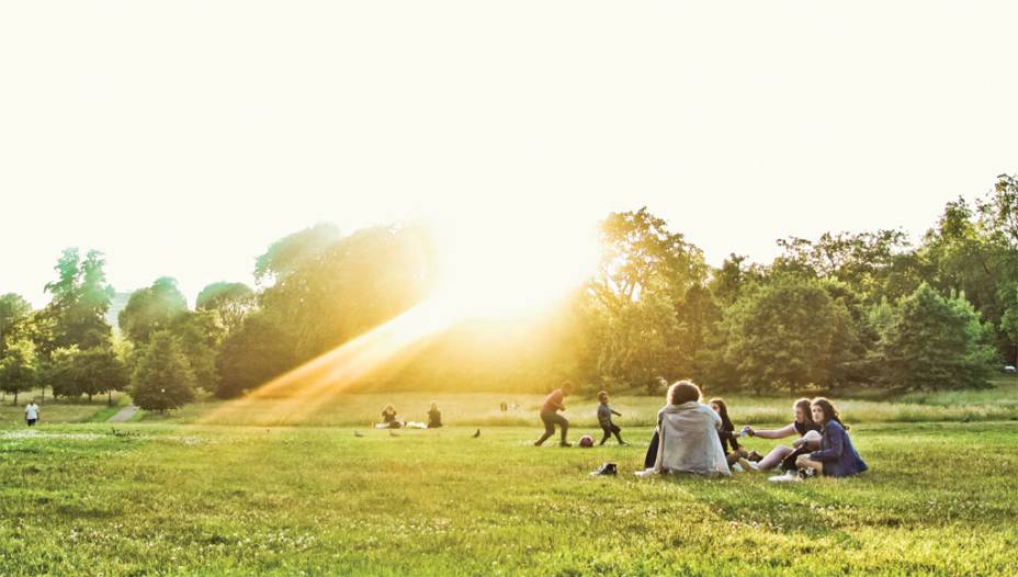 O cora&ccedil;&atilde;o da regi&atilde;o de Notting Hill, South Kensington e arredores &eacute; o <a href="https://viajeaqui.abril.com.br/estabelecimentos/reino-unido-londres-atracao-hyde-park" rel="Hyde Park" target="_blank"><strong>Hyde Park</strong></a>, um dos maiores parques da cidade, que durante as Olimp&iacute;adas receber&aacute; competi&ccedil;&otilde;es de triatlo e maratona aqu&aacute;tica no Lago Serpentine. Vale conferir as fontes, os jardins e a pitoresca <em>Speaker&rsquo;s Corner</em>, onde cidad&atilde;os indignados proferem discursos inflamados