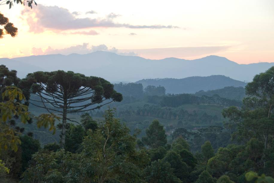 Vista da Serra da Mantiqueira a partir dos quartos da Pousada do Cedro em Santo Antônio do Pinhal (SP). A pousada é recomendada pelo GUIA QUATRO RODAS