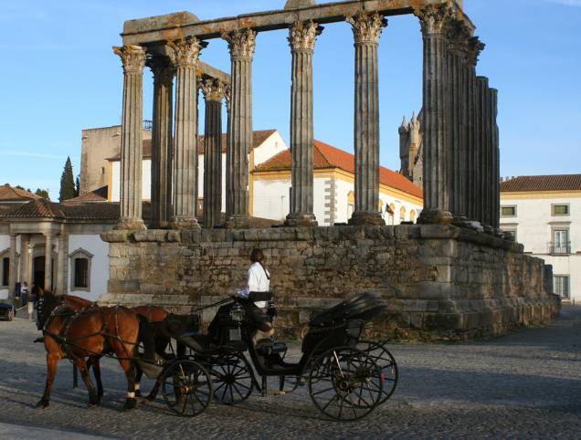 As colunas do Templo Romano, também chamado de Templo de Diana, erguido no século 1, estão impressionantemente bem preservadas As colunas do Templo Romano, também chamado de Templo de Diana, erguido no século 1, estão impressionantemente bem preservadas