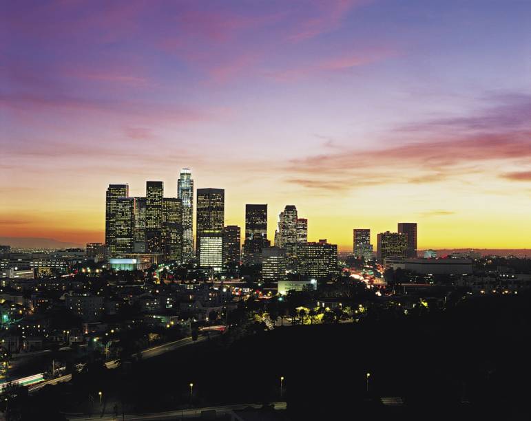 <strong>Los Angeles, Estados Unidos (1932 e 1984)</strong><br />    Além de ser o primeiro evento lucrativo da história das Olimpíadas, a primeira edição em <a href="https://viajeaqui.abril.com.br/cidades/estados-unidos-los-angeles" rel="Los Angeles " target="_blank">Los Angeles </a>também foi a que inaugurou um novo conceito: o das vilas olímpicas. O destaque esportivo desta vez ficou com o italiano Romeo Neri, medalha de ouro nas três modalidades de atletismo que disputou.<br />    No auge da Guerra fria, os Jogos de 1984 marcaram o revide do boicote capitalista em Moscou, quatro anos antes. Desta vez, a União Soviética e os seus aliados é que não apareceram em solo americano. Além do “homem-foguete” da abertura do evento, quem voou em Los Angeles foi o americano Carl Lewis, conquistando quatro medalhas douradas no atletismo.<br />    Los Angeles é um destino agradável, uma das capitais mundiais do entretenimento e conta com atrações clássicas, como a Disneylândia, na vizinha Anaheim