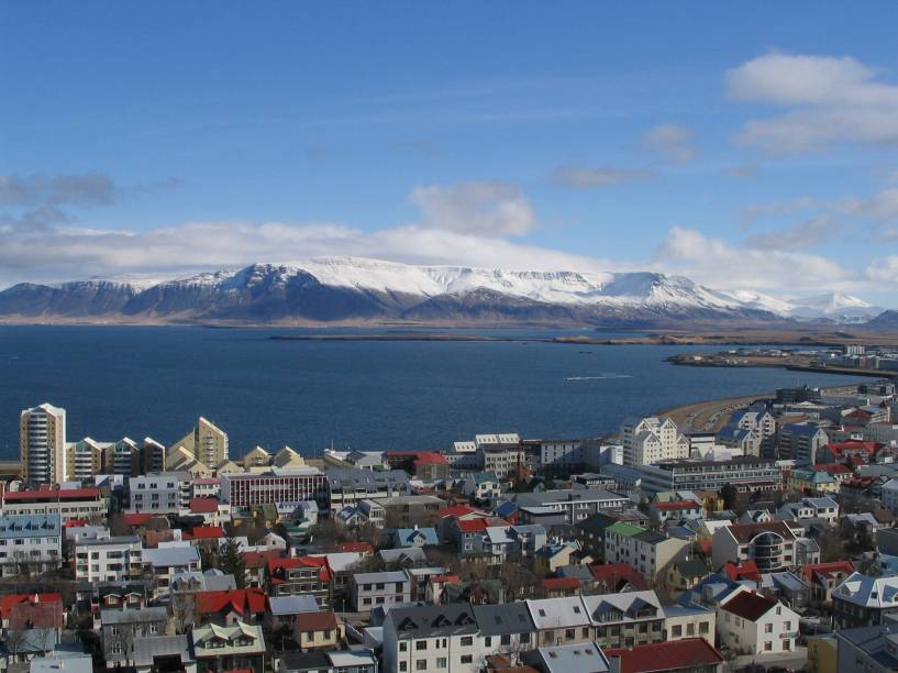 Vista da cidade de Reyjavik, na Islândia. Neste país que é uma ilha você irá encontrar cachoeiras caudalosas, vales profundos, penhascos, praias de areia escura e geleiras Vista da cidade de Reyjavik, na Islândia. Neste país que é uma ilha você irá encontrar cachoeiras caudalosas, vales profundos, penhascos, praias de areia escura e geleiras