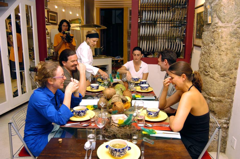 <strong>7. <a href="https://viajeaqui.abril.com.br/estabelecimentos/br-rj-paraty-atracao-academia-de-cozinha-e-outros-prazeres" target="_blank" rel="noopener">Academia de Cozinha & Outros Prazeres</a></strong>O projeto da chef de cozinha Yara Roberts consiste em cozinhar enquanto mostra aos comensais (a maioria estrangeiros) a história e as curiosidades sobre a culinária brasileira. Ela também deixa os clientes colocarem a mão na massa (se quiserem). O preço do menu do jantar inclui bebidas, sobremesa e as receitas. Yara também organiza visitas guiadas a pequenos produtores da região <strong>7. <a href="https://viajeaqui.abril.com.br/estabelecimentos/br-rj-paraty-atracao-academia-de-cozinha-e-outros-prazeres" target="_blank" rel="noopener">Academia de Cozinha & Outros Prazeres</a></strong>O projeto da chef de cozinha Yara Roberts consiste em cozinhar enquanto mostra aos comensais (a maioria estrangeiros) a história e as curiosidades sobre a culinária brasileira. Ela também deixa os clientes colocarem a mão na massa (se quiserem). O preço do menu do jantar inclui bebidas, sobremesa e as receitas. Yara também organiza visitas guiadas a pequenos produtores da região