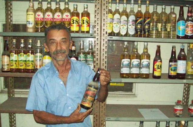 O acervo do <a href="https://viajeaqui.abril.com.br/estabelecimentos/br-pe-tracunhaem-atracao-museu-da-cachaca" target="_blank">Museu da Cachaça</a> com cerca de 12.400 rótulos de cachaça é a principal atração de Tracunhaém. Há pontos de venda e degustação dentro do museu e a caninha maioral da casa é a primeira cachaça industrializada do Brasil (1756 Engenho Monjope, de Igarassu, PE). Na foto: José Moura, proprietário do local, e parte do acervo. O acervo do <a href="https://viajeaqui.abril.com.br/estabelecimentos/br-pe-tracunhaem-atracao-museu-da-cachaca" target="_blank">Museu da Cachaça</a> com cerca de 12.400 rótulos de cachaça é a principal atração de Tracunhaém. Há pontos de venda e degustação dentro do museu e a caninha maioral da casa é a primeira cachaça industrializada do Brasil (1756 Engenho Monjope, de Igarassu, PE). Na foto: José Moura, proprietário do local, e parte do acervo.