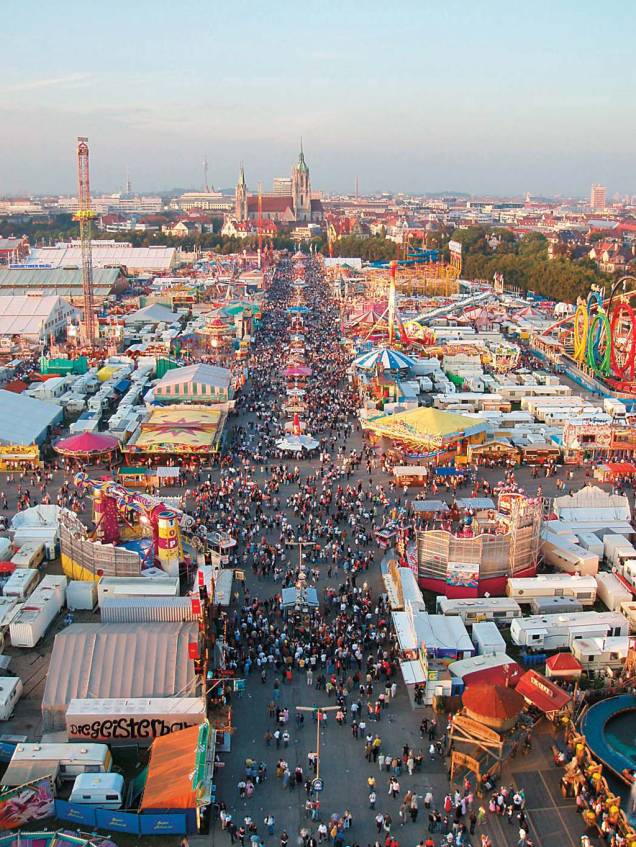 Apesar do nome, a Oktoberfest começa em setembro e termina no primeiro fim de semana de outubro, quando o clima em Munique é mais ameno Apesar do nome, a Oktoberfest começa em setembro e termina no primeiro fim de semana de outubro, quando o clima em Munique é mais ameno