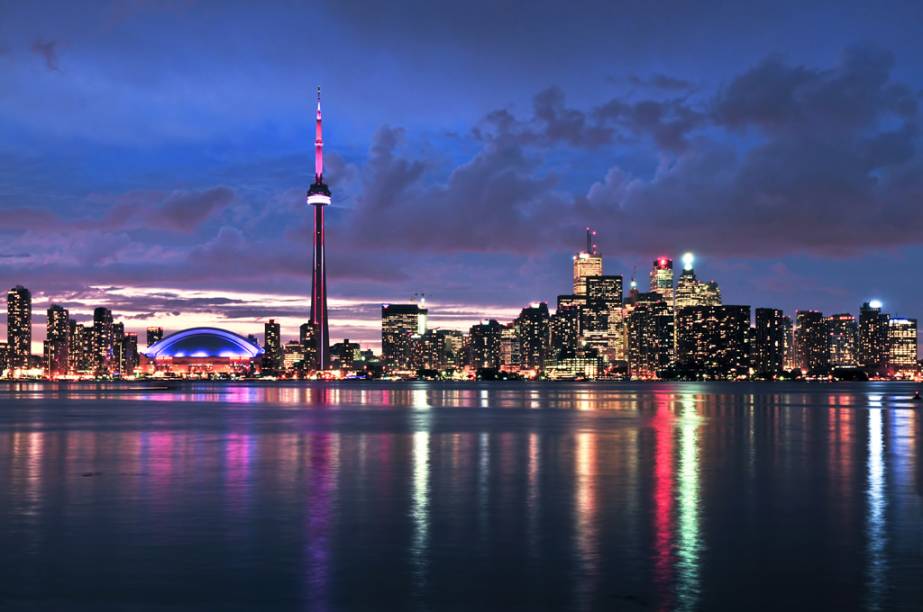 <strong>Toronto - 5 noites - US$ 1 569</strong><br />O pacote inclui pasagem aérea ida e volta, cinco noites de hospedagem no Holiday Inn Downtown Centre, café da manhã, traslados, city tour panorâmico e visita ao Niagara Falls.<br /><br /><strong>Quando: </strong>saídas de 1º de novembro a 15 de dezembro<br /><strong>Pagamento:</strong> 30% de entrada, mais seis vezes no cheque ou cartão de crédito<br /><strong>Quem leva:</strong> a <strong>New Line</strong> tel. 0800 606 2524/ site <a href="https://www.newline.tur.br" rel="www.newline.tur.br" target="_blank">www.newline.tur.br</a> <strong>Toronto - 5 noites - US$ 1 569</strong><br />O pacote inclui pasagem aérea ida e volta, cinco noites de hospedagem no Holiday Inn Downtown Centre, café da manhã, traslados, city tour panorâmico e visita ao Niagara Falls.<br /><br /><strong>Quando: </strong>saídas de 1º de novembro a 15 de dezembro<br /><strong>Pagamento:</strong> 30% de entrada, mais seis vezes no cheque ou cartão de crédito<br /><strong>Quem leva:</strong> a <strong>New Line</strong> tel. 0800 606 2524/ site <a href="https://www.newline.tur.br" rel="www.newline.tur.br" target="_blank">www.newline.tur.br</a>