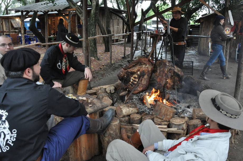 Durante a Semana Farroupilha, o Acampamento Farroupilha reúne centros de tradições gaúchas e grupos de amigos que comemoram a revolução