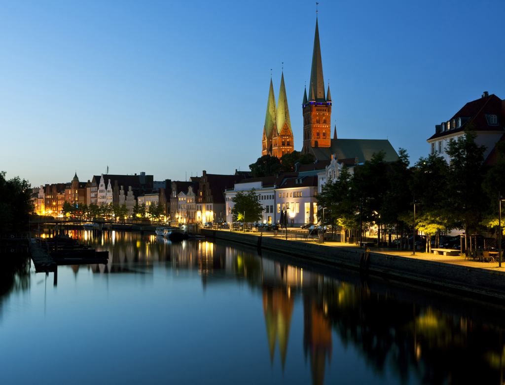 Patrimônio da Humanidade, Lübeck tem um centro histórico do período medieval com prédios de arquitetura gótica e tijolos vermelhos à mostra