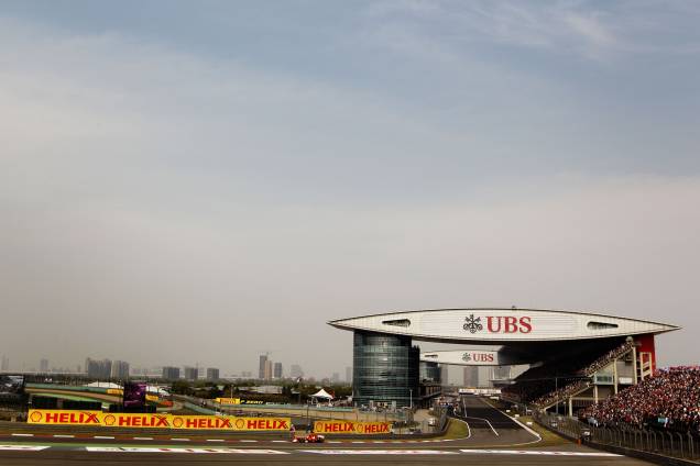 Bicampeão da Fórmula 1, o espanhol Fernando Alonso, com sua Ferrari, faz a primeira curva do Shangai International Circuit, em Xangai, na <a href="https://viajeaqui.abril.com.br/paises/china" rel="China" target="_blank">China</a> Bicampeão da Fórmula 1, o espanhol Fernando Alonso, com sua Ferrari, faz a primeira curva do Shangai International Circuit, em Xangai, na <a href="https://viajeaqui.abril.com.br/paises/china" rel="China" target="_blank">China</a>