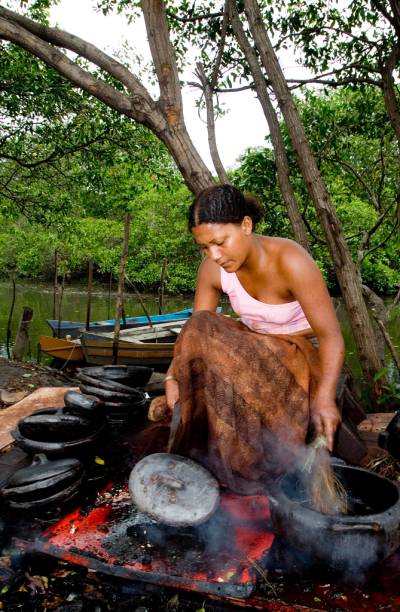 As Paneleiras de Goiabeiras são uma cooperativa de artesãs que produzem as panelas em um galpão