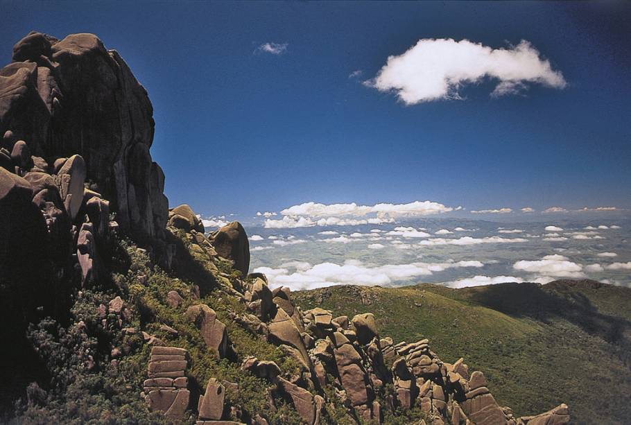 A "parte alta" abriga o Maciço das Prateleiras e o Pico das Agulhas Negras, na "parte baixa" há cachoeiras e piscinas naturais